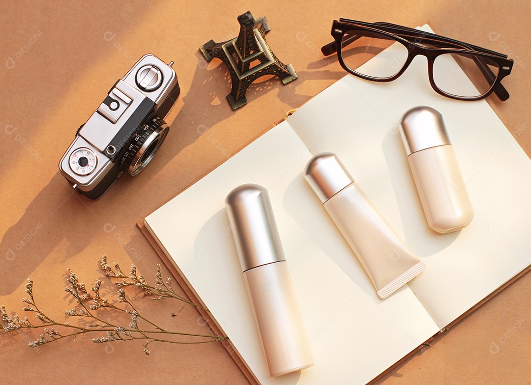 Maquete de design de garrafa plástica cosmética em livro