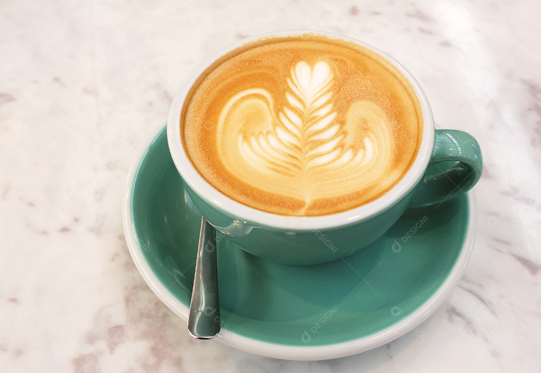 Xícara verde com café com leite expresso