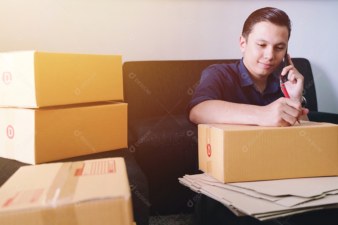 Jovem trabalhando em casa com negócios on-line ou conceito de PME