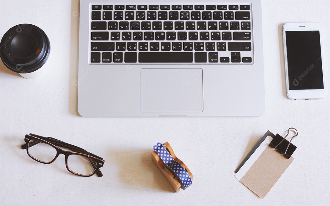 Foto plana leiga da mesa do espaço de trabalho com laptop, smartphone