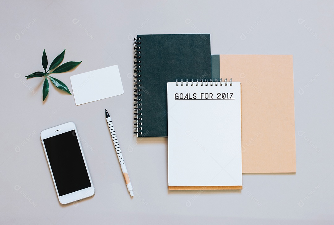 Objetivos para 2017 na foto plana da mesa do espaço de trabalho com smartphone