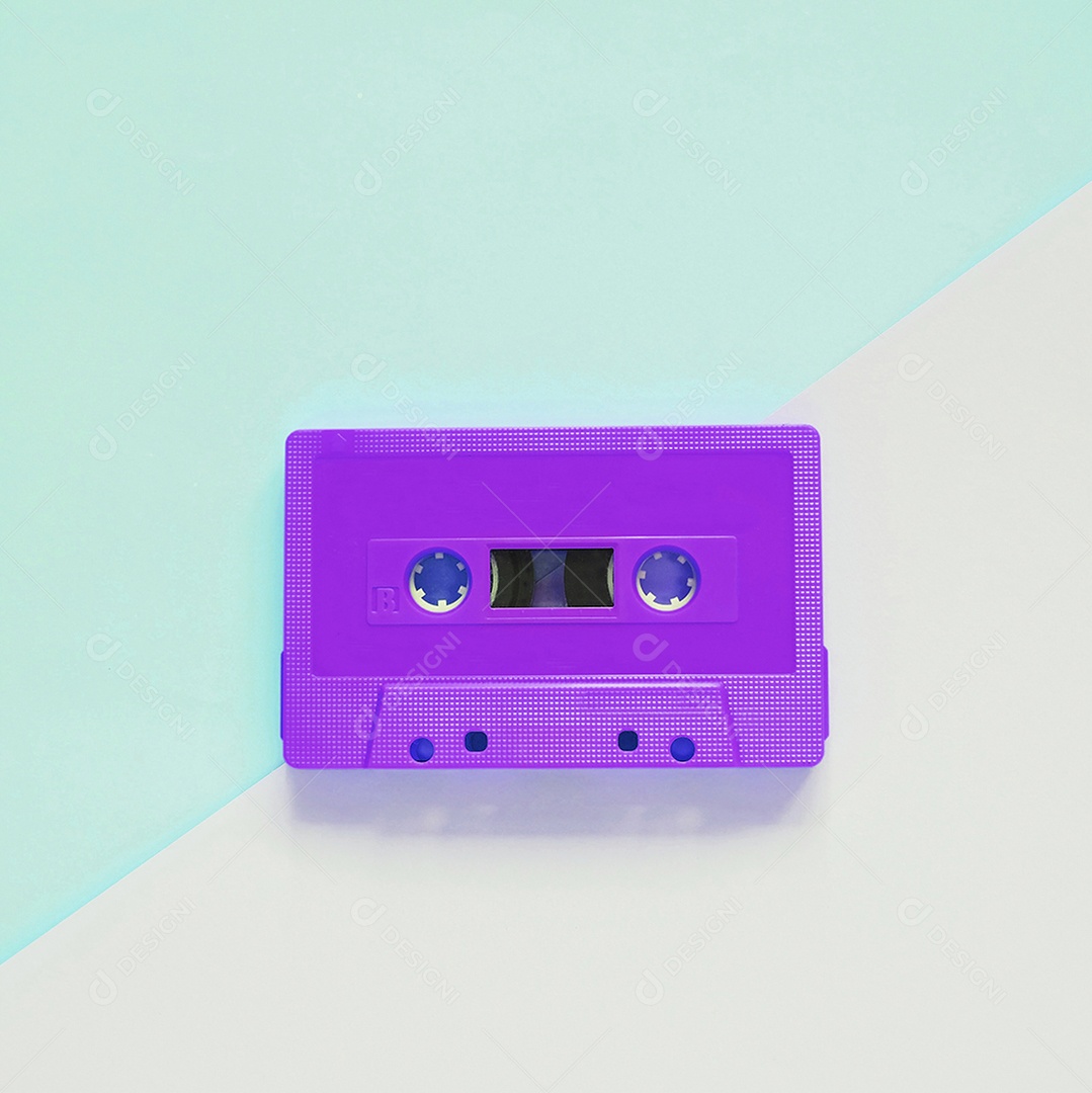 Fita cassete colorida retrô plana sobre fundo de cor pastel