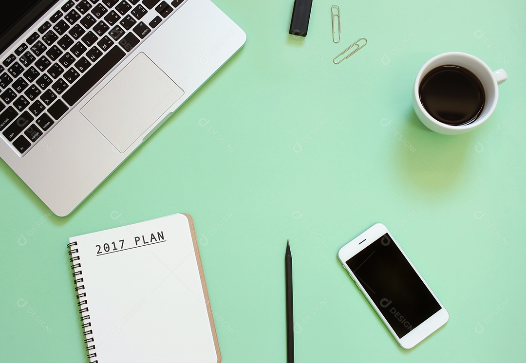 Plano de 2017 no notebook no design plano criativo do espaço de trabalho