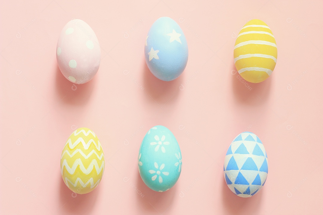 Ovos de páscoa de tom pastel e colorido em fundo colorido