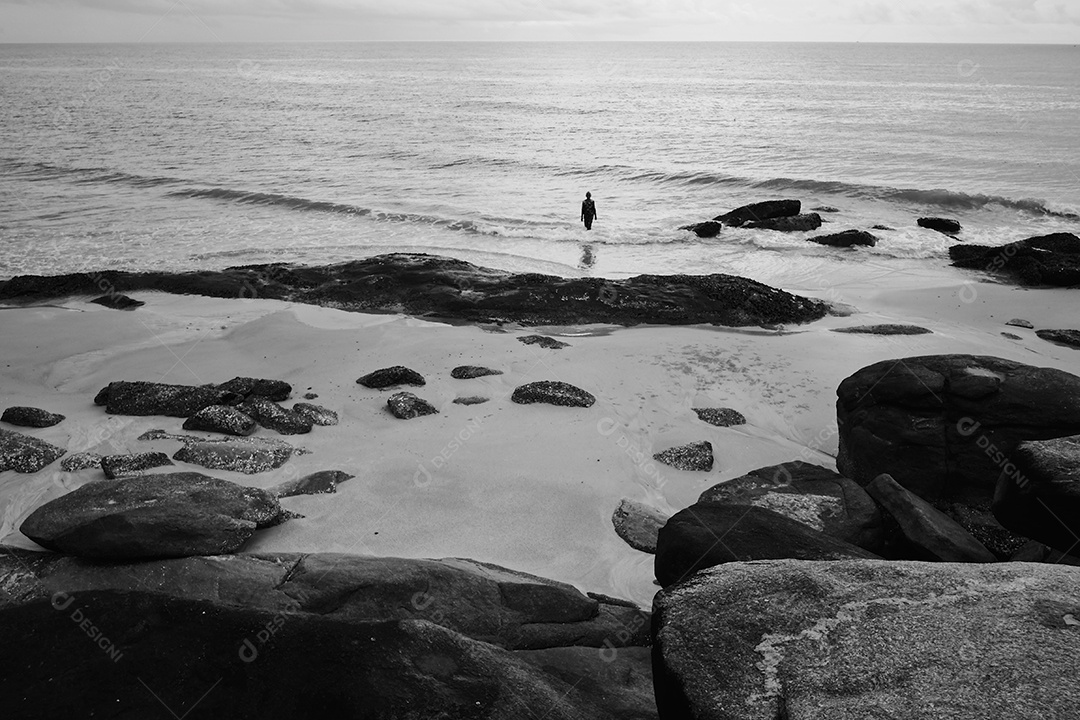 Praia bonita pedras e rochas