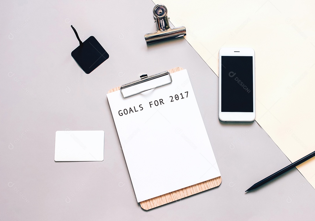Metas para 2017 na área de transferência com papelaria de escritório e smartphone