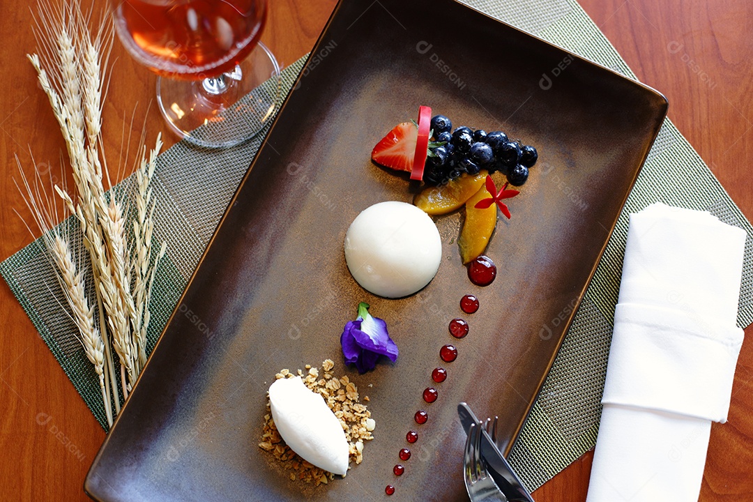 Prato de sobremesa decorado