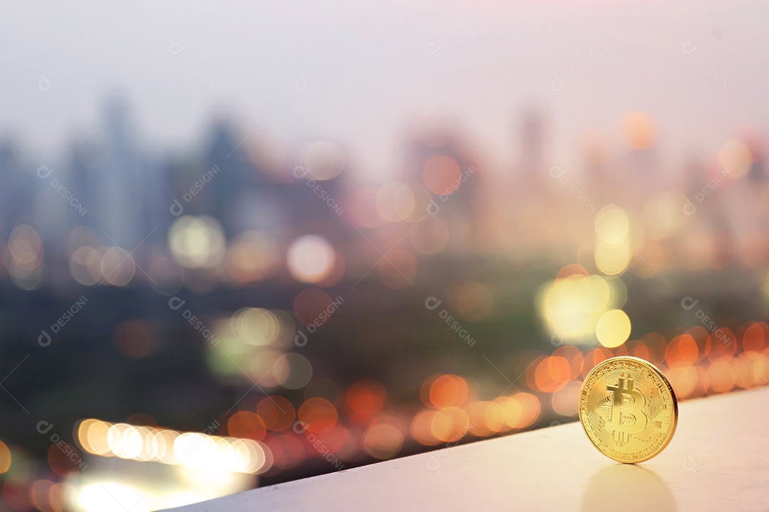 Moeda de ouro bitcoin contra visão noturna da cidade, conceito de criptomoeda