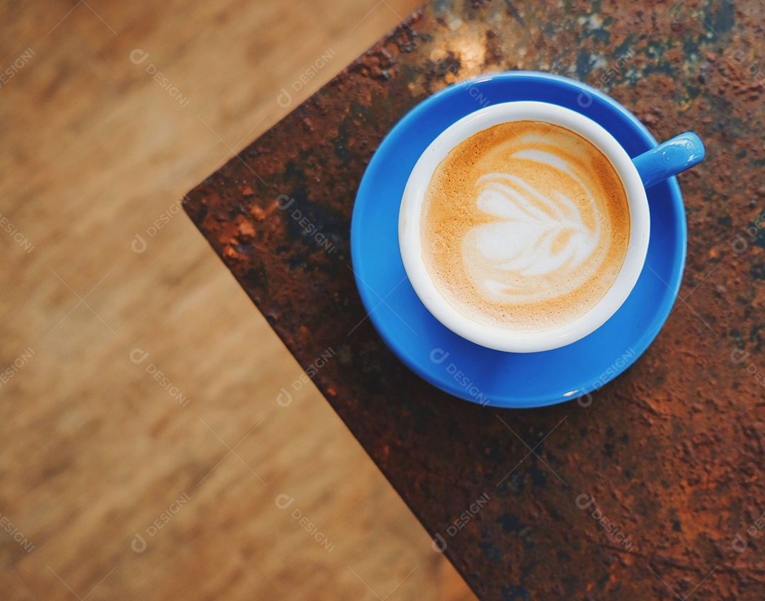 Close-up de café com leite quente no café