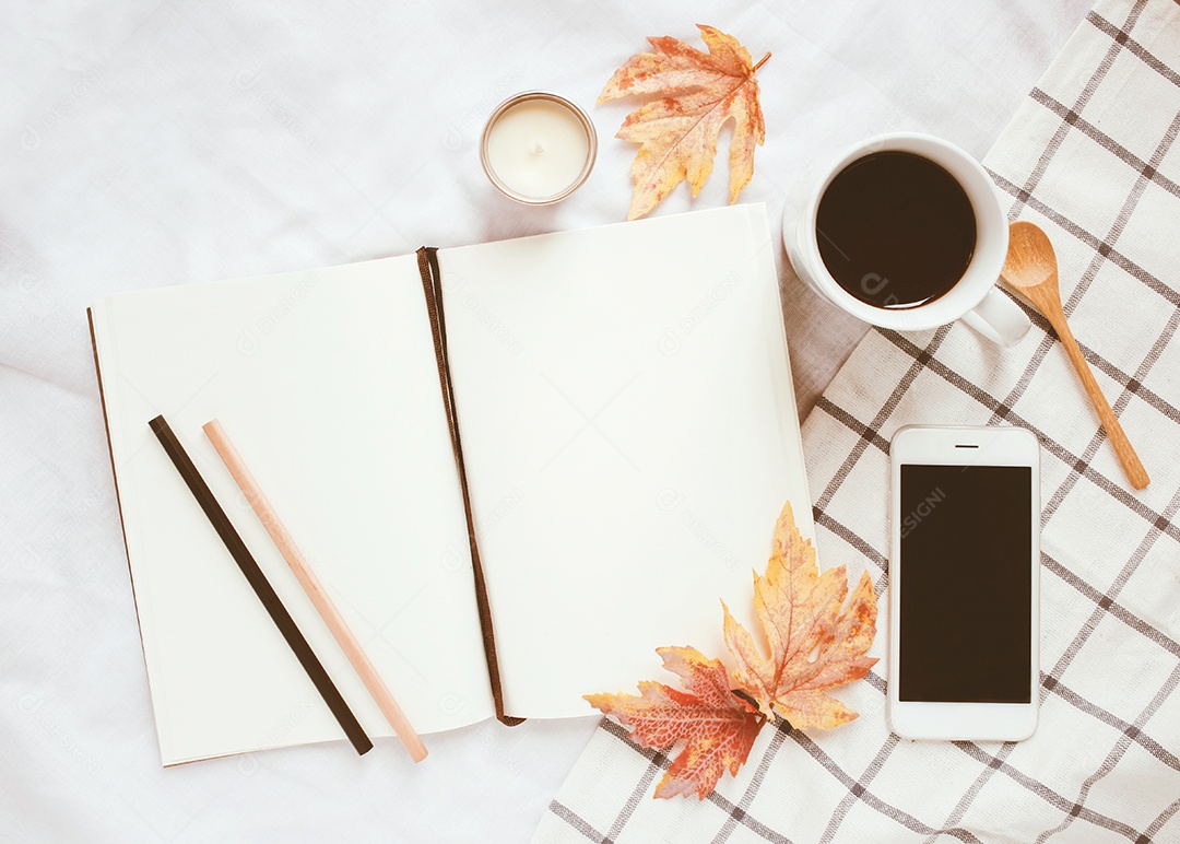 Conceito de estilo de vida outono, caderno em branco, smartphone e café