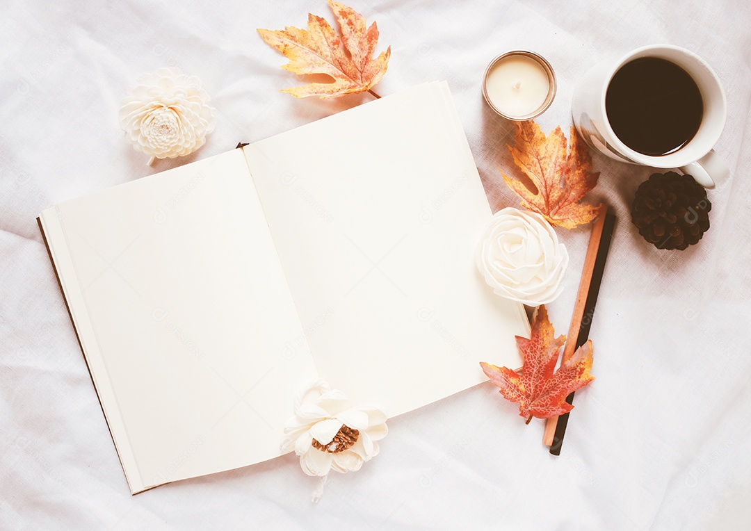 Conceito de estilo de vida outono, caderno em branco e café com outono