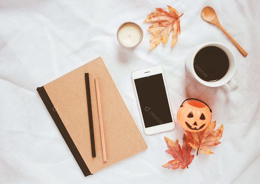 Conceito de estilo outono e halloween, notebook e smartphone