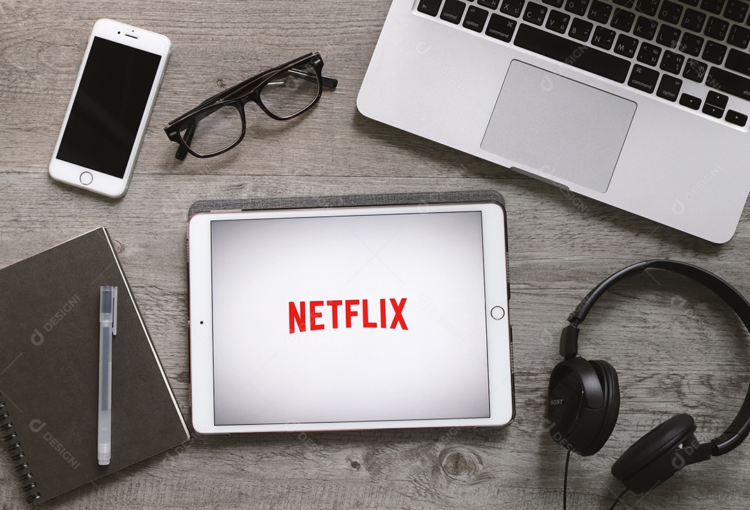 Tablet com aplicativo Netflix em mesa de madeira