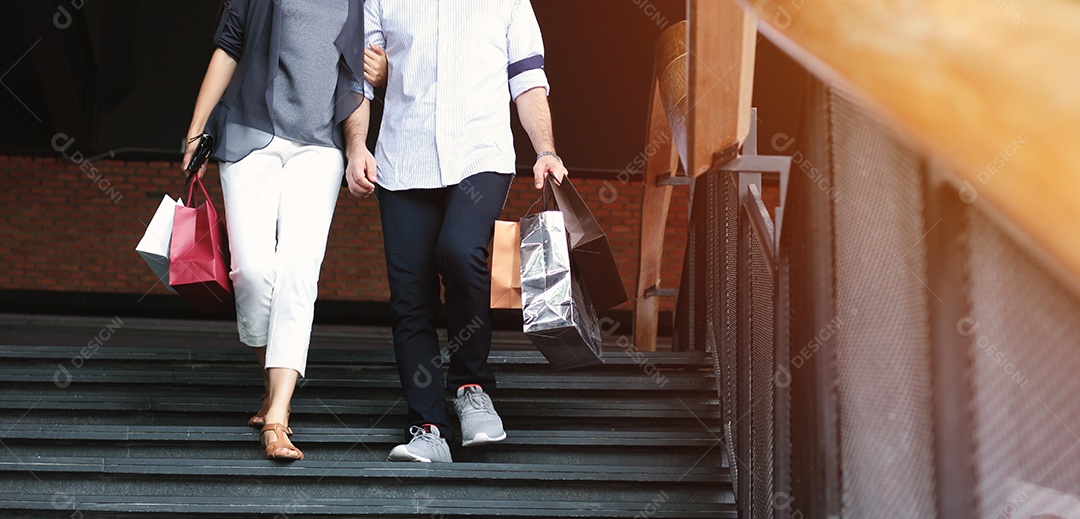 Casal de mãos dadas fazendo compras