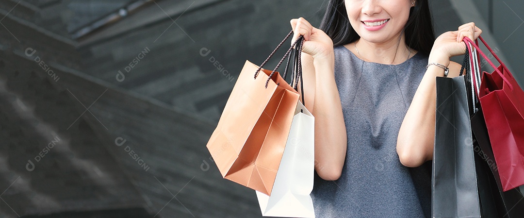 Mulher feliz asiática com sacolas de compras, conceito de sexta-feira negra