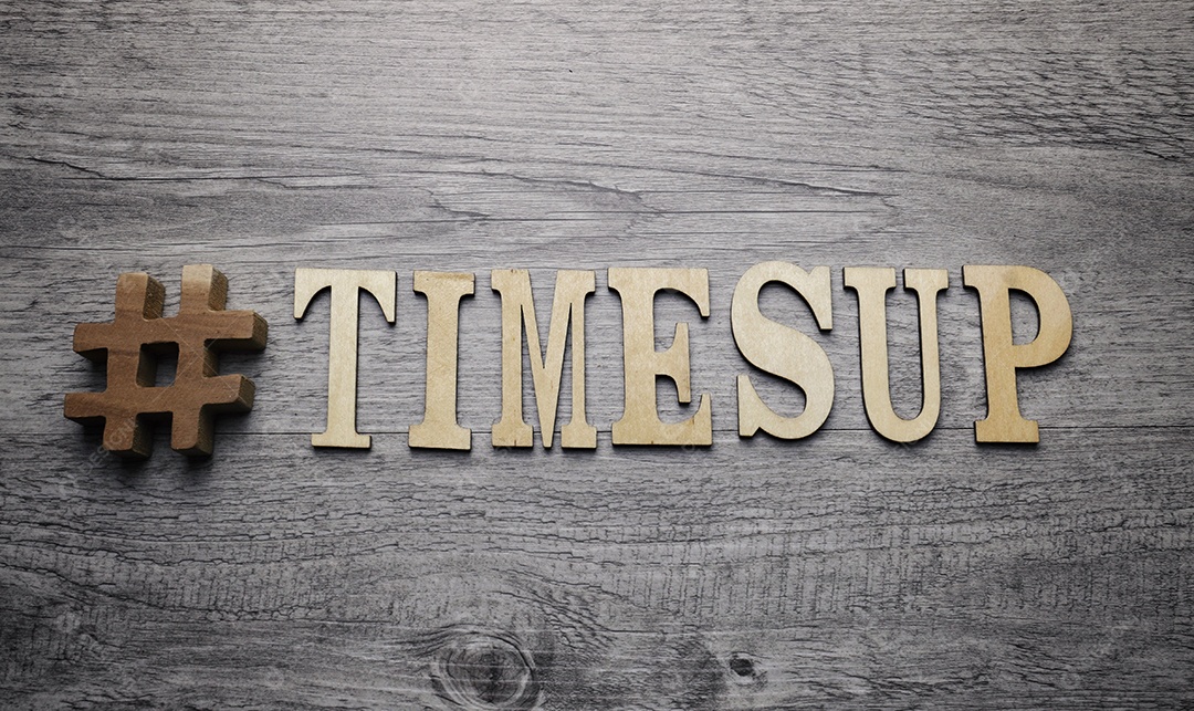 Palavras de madeiras sobre mesa