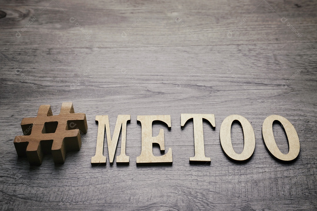 Palavras de madeiras sobre mesa