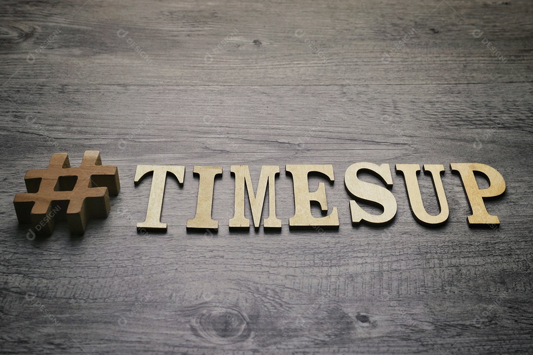 Palavras de madeiras sobre mesa