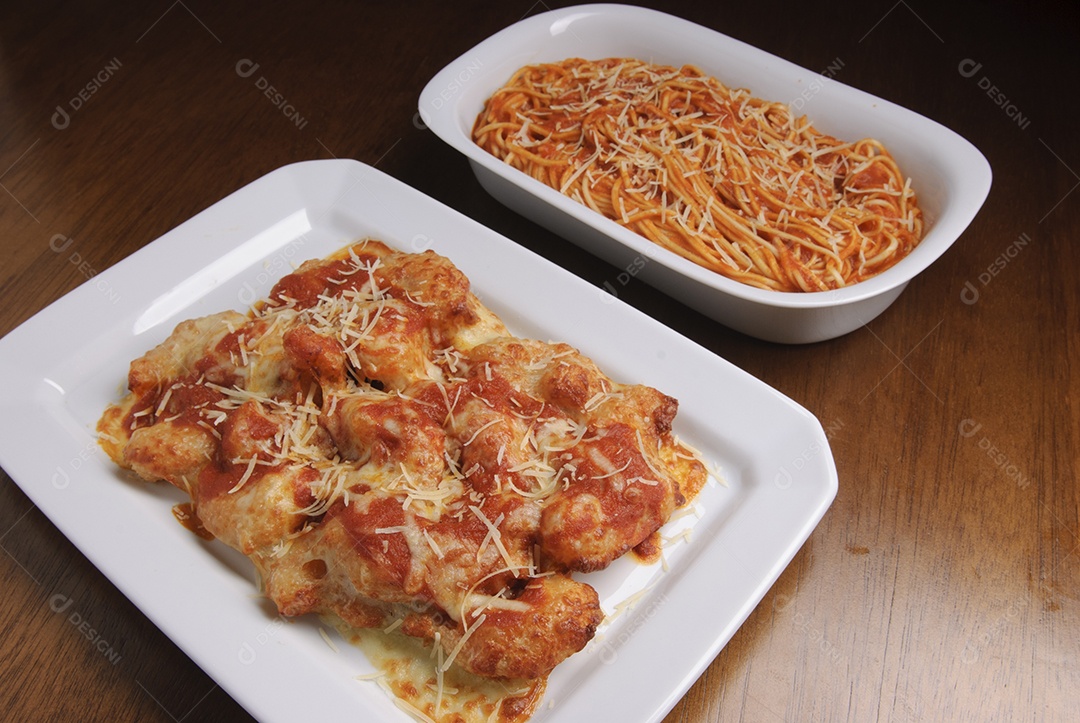 Camarão à parmegiana na mesa de madeira. frutos do mar brasileiros.