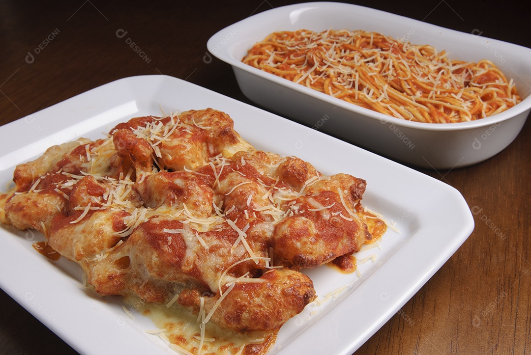 Camarão à parmegiana na mesa de madeira. frutos do mar brasileiros.
