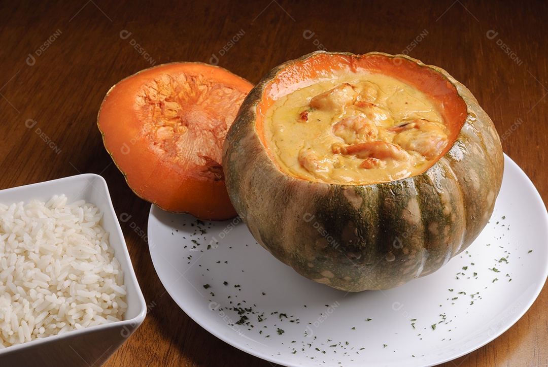 Camarão na moranga. Frutos do mar tradicionais brasileiros.