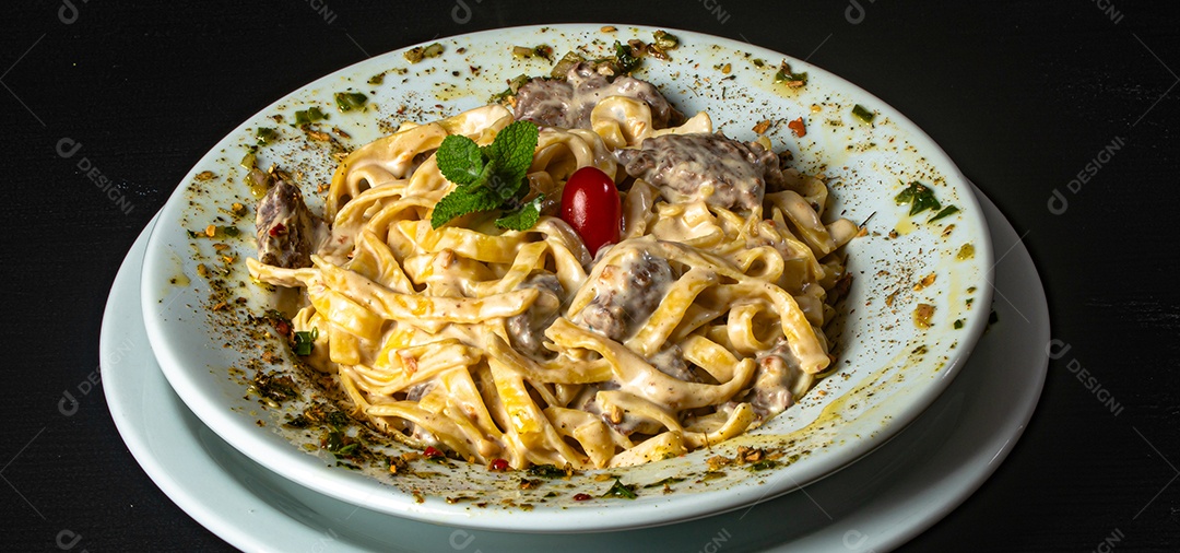 massa quatro queijos com escalope de filé mignon.