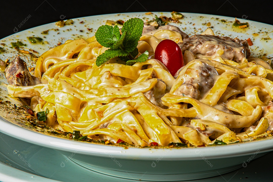 massa quatro queijos com escalope de filé mignon.