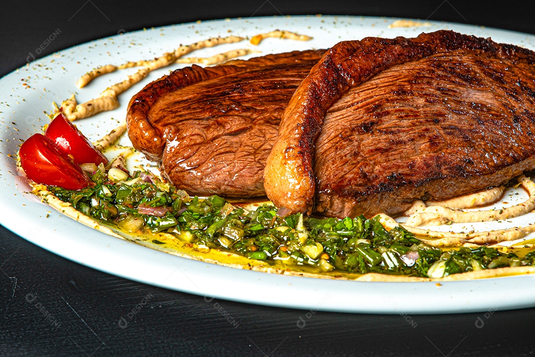 picanha grelhada servida com salada e creme.