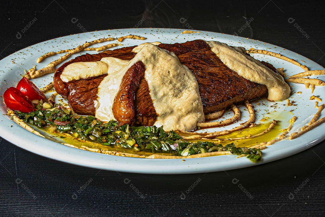picanha grelhada servida com salada e creme.