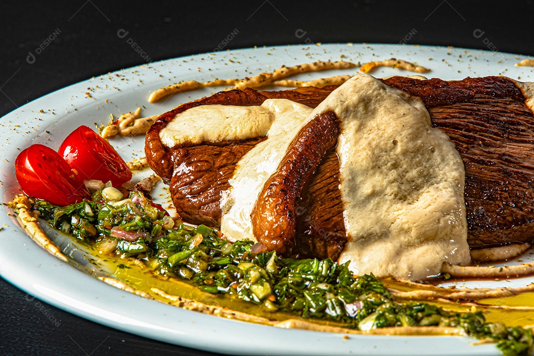 picanha grelhada servida com salada e creme.