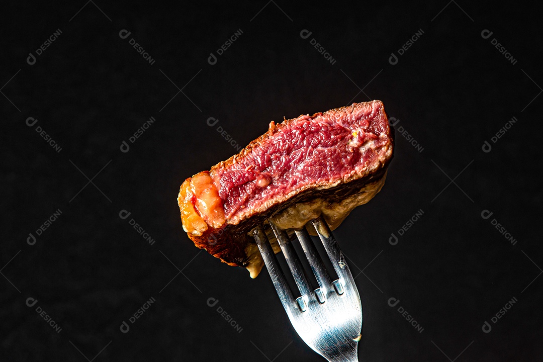 picanha grelhada servida com salada e creme.