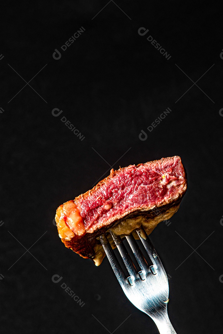 picanha grelhada servida com salada e creme.