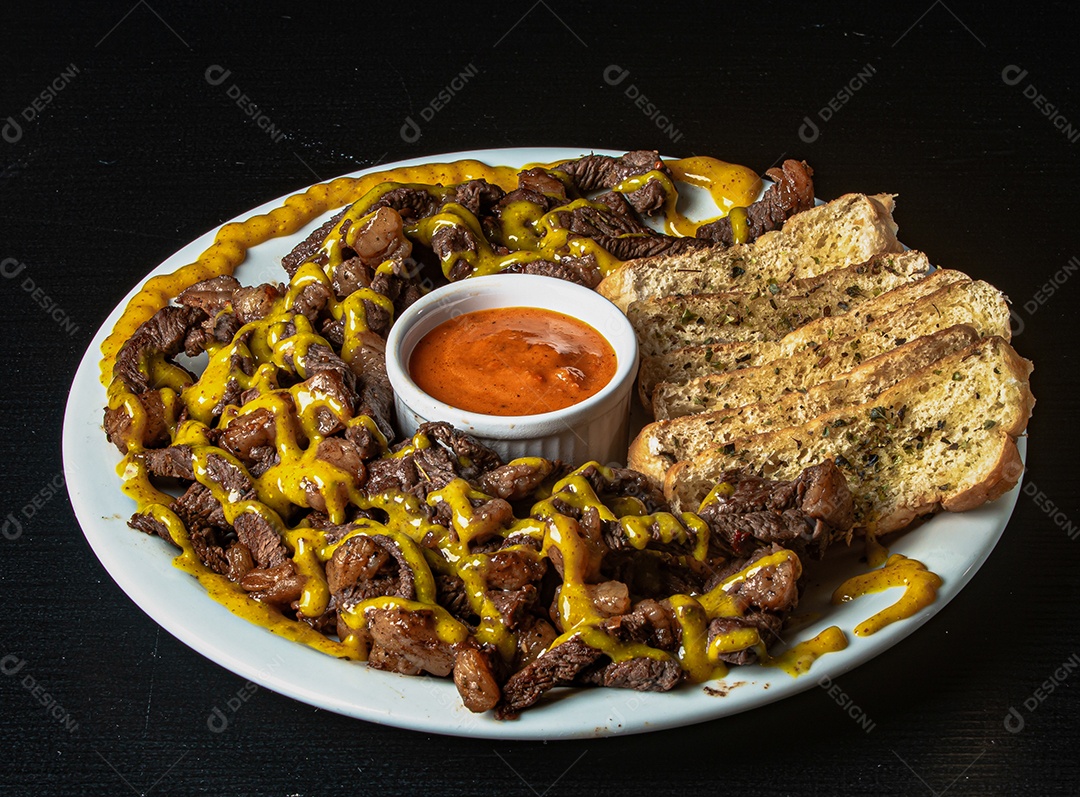 picanha grelhada servida com salada e creme.