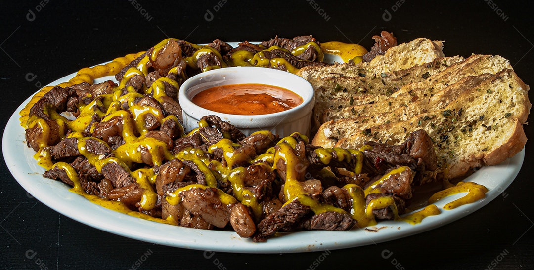 picanha grelhada servida com salada e creme.