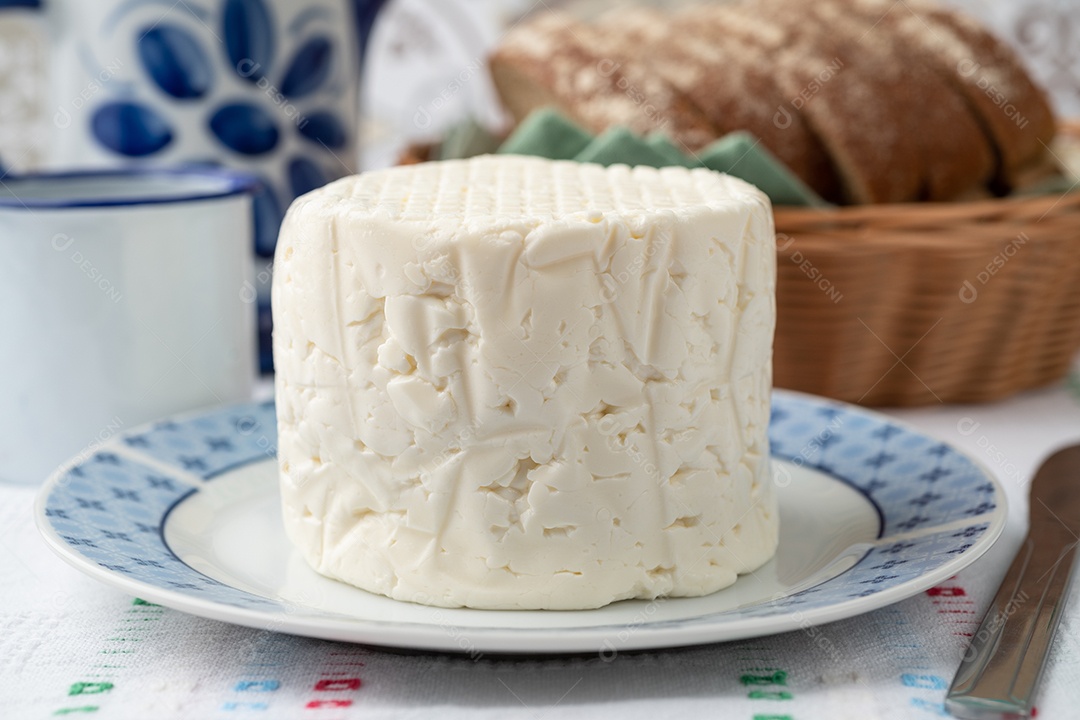 Queijo branco fresco artesanal de Minas Gerais, Brasil com café e pão.