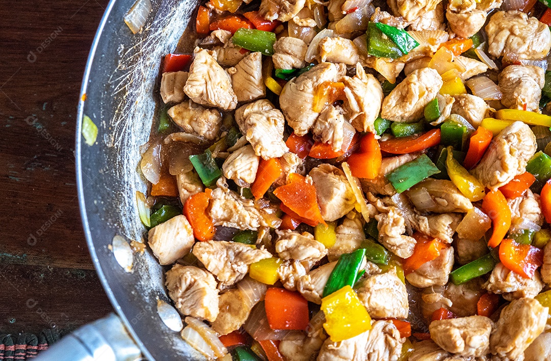 frango xadrez, comida típica chinesa servida com frango e pimentão, amendoim e arroz.