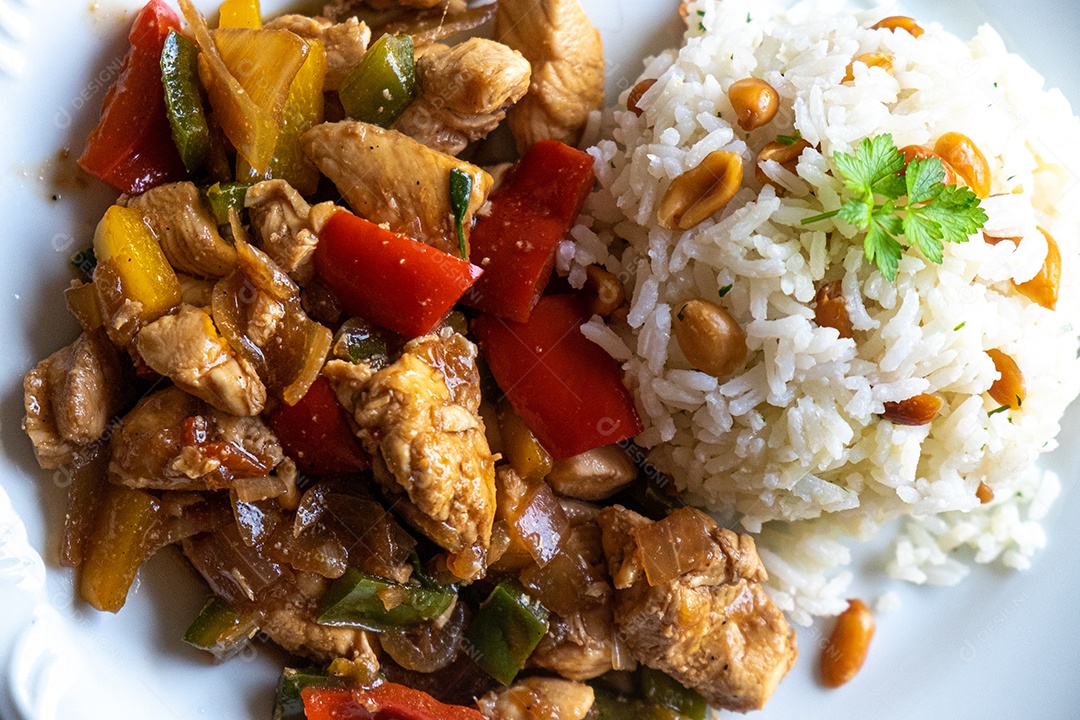 frango xadrez, comida típica chinesa servida com frango e pimentão, amendoim e arroz.