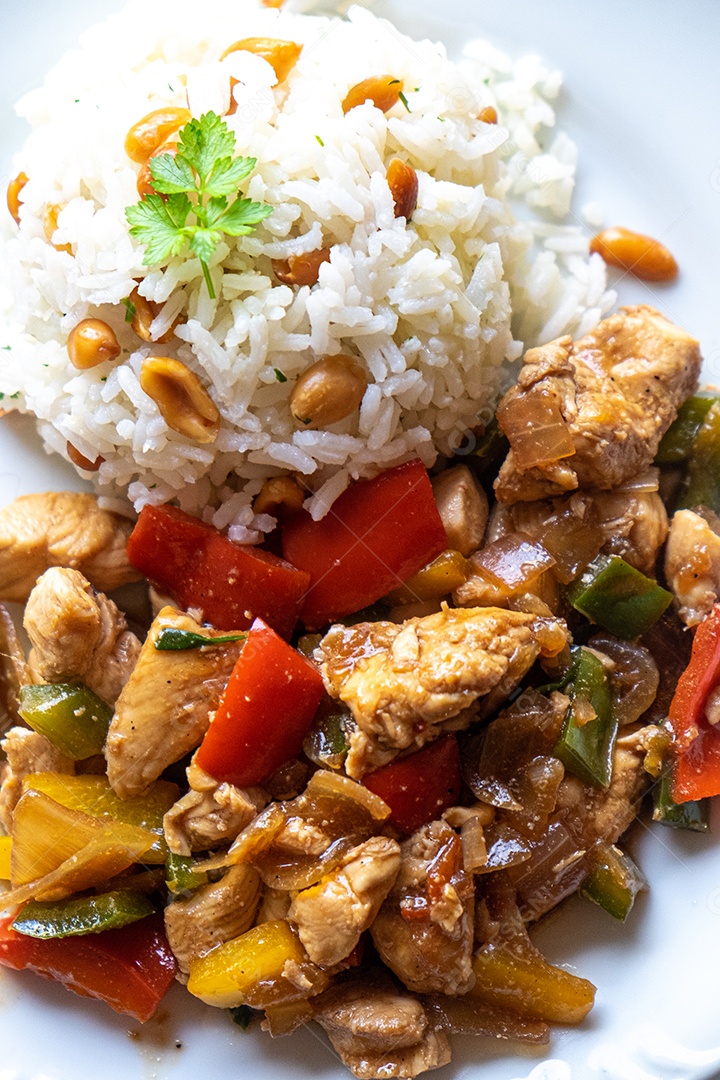 frango xadrez, comida típica chinesa servida com frango e pimentão, amendoim e arroz.