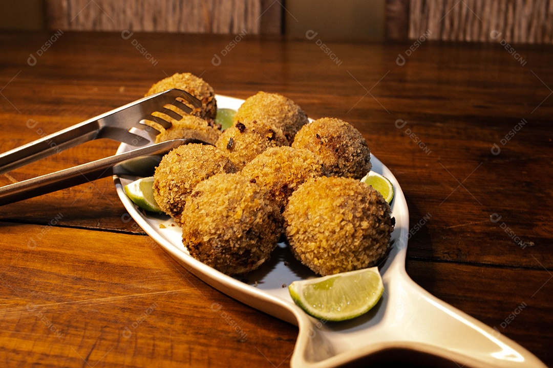 Comida Korokke Carne frituras sobre uma mesa de madeira