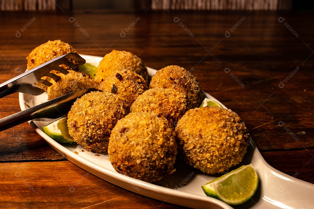 Comida Korokke Carne frituras sobre uma mesa de madeira
