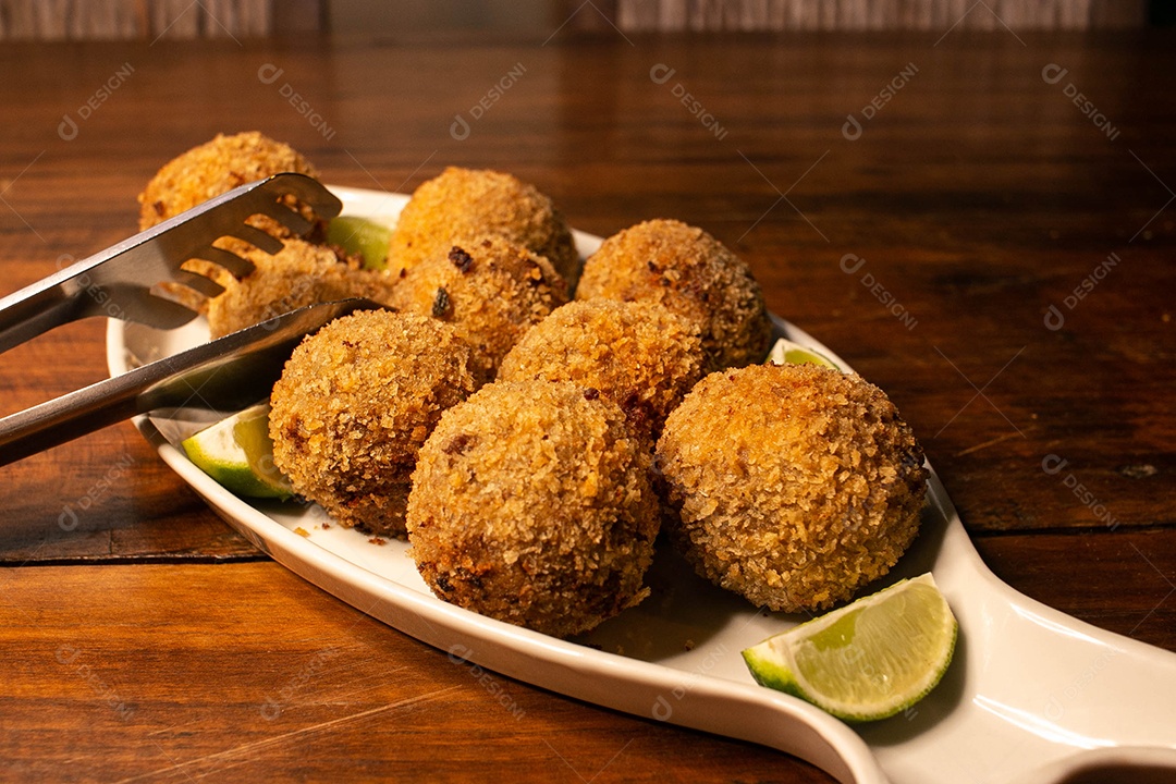 Comida Korokke Carne frituras sobre uma mesa de madeira