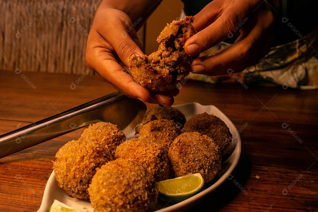 Comida Korokke Carne frituras sobre uma mesa de madeira