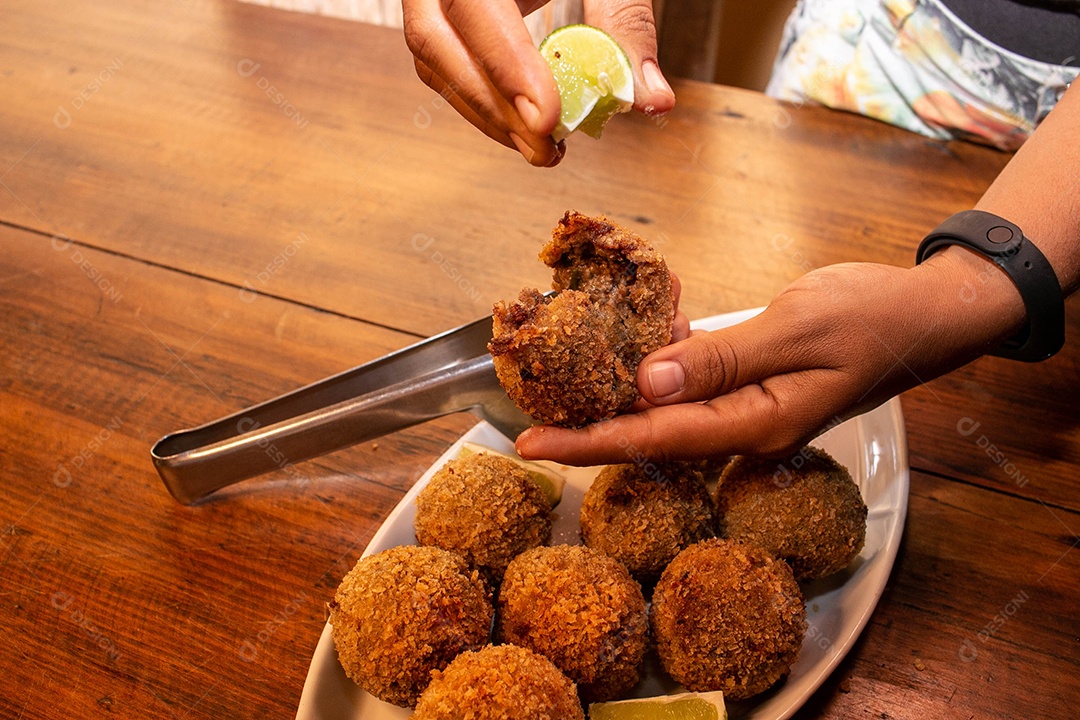 Comida Korokke Carne frituras sobre uma mesa de madeira