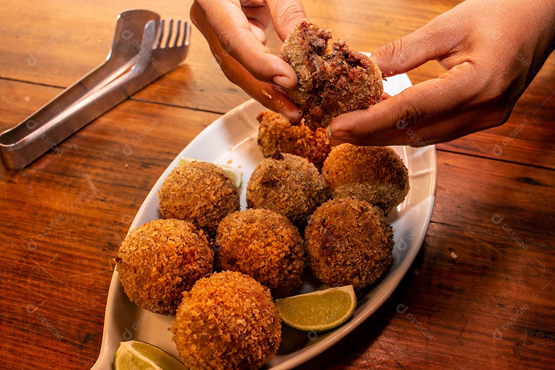 Comida Korokke Carne frituras sobre uma mesa de madeira