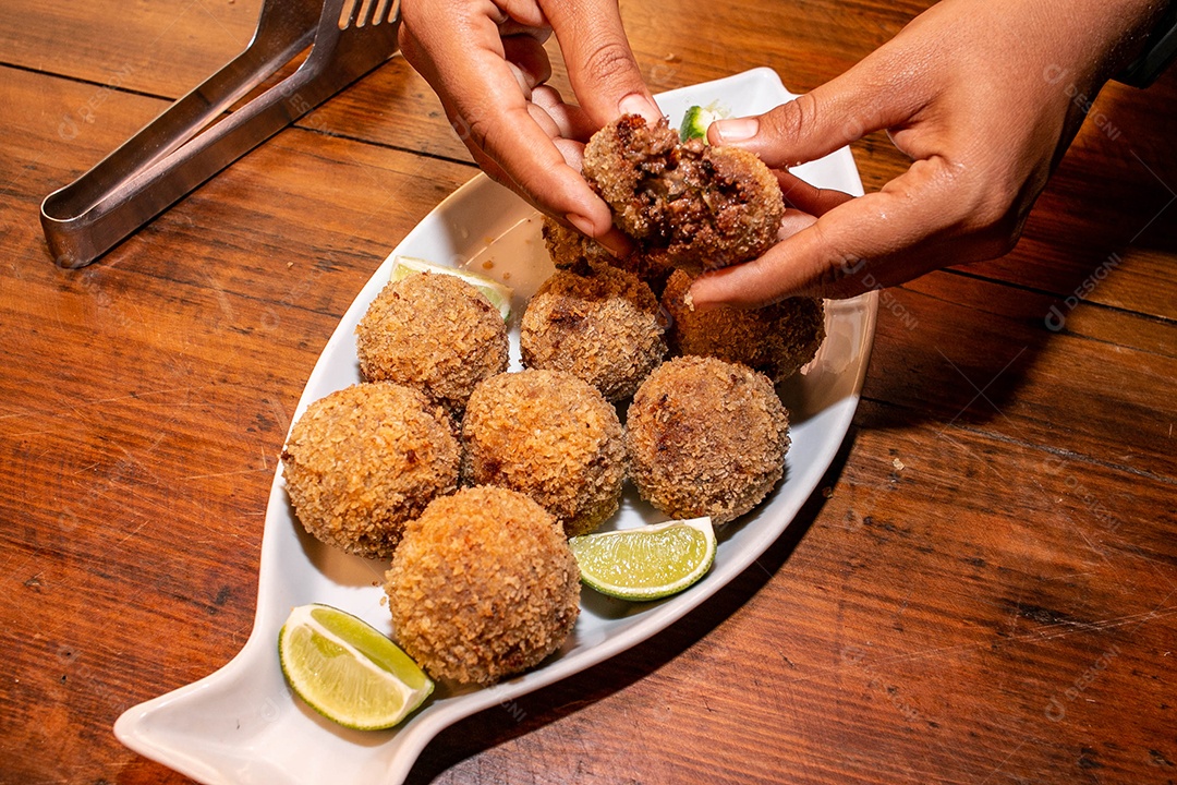 Comida Korokke Carne frituras sobre uma mesa de madeira
