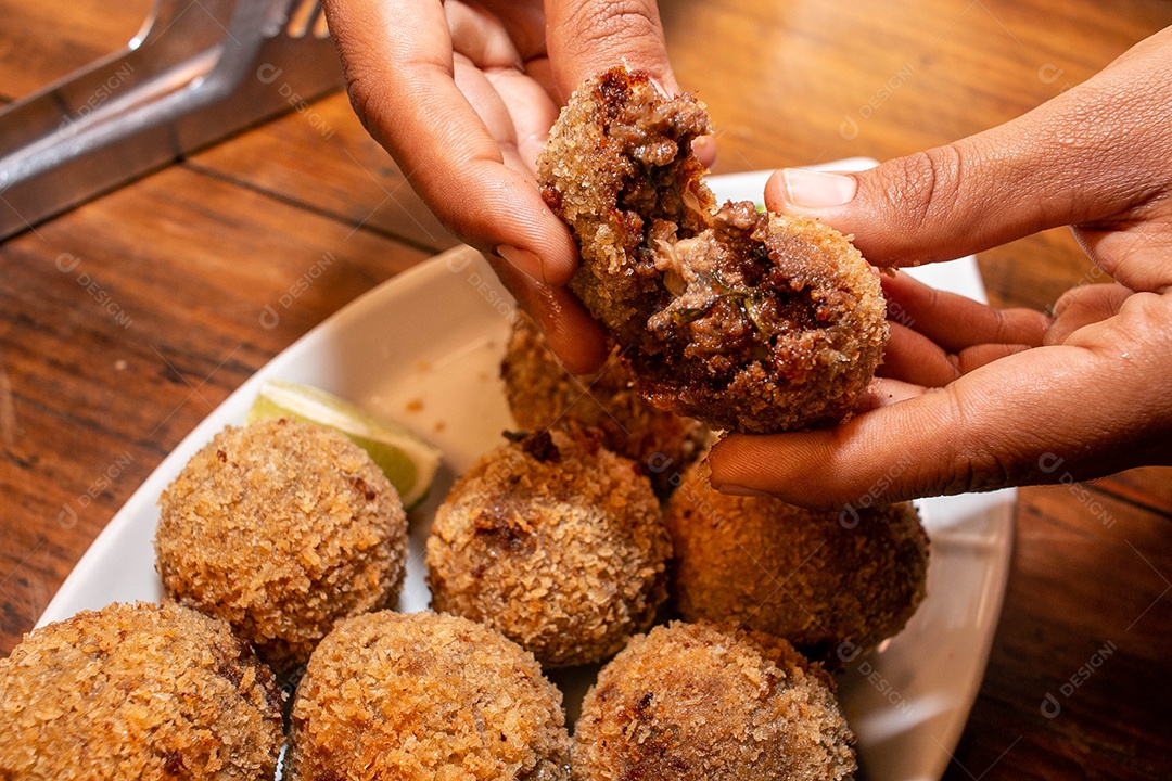 Comida Korokke Carne frituras sobre uma mesa de madeira