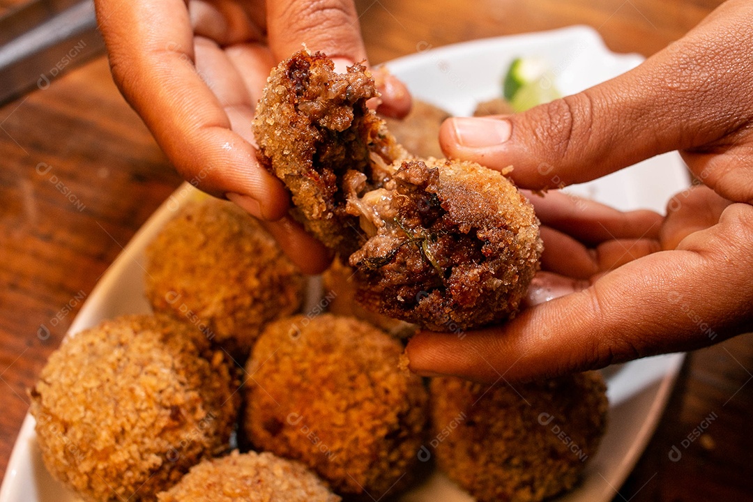 Comida Korokke Carne frituras sobre uma mesa de madeira