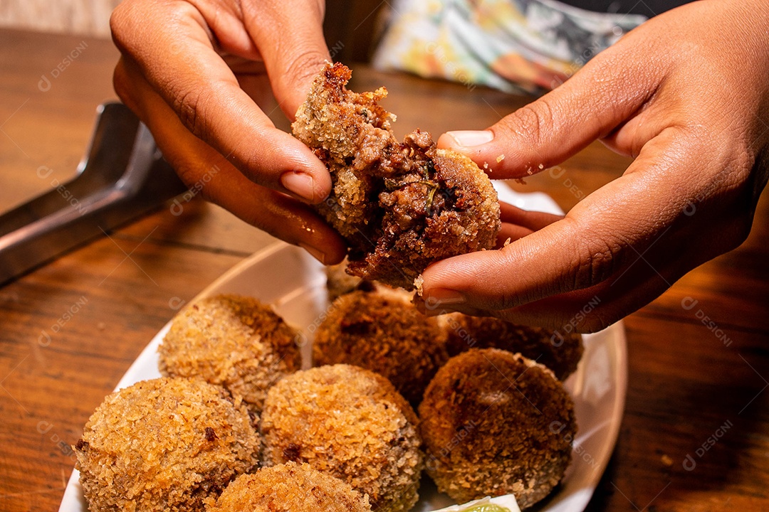 Comida Korokke Carne frituras sobre uma mesa de madeira