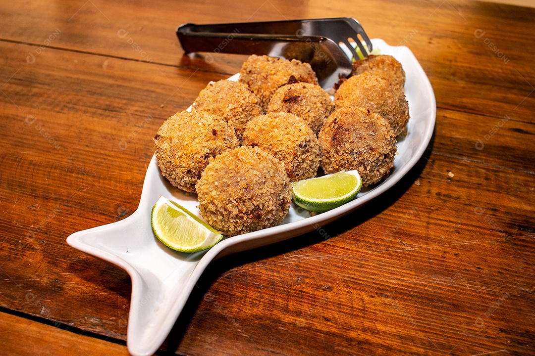 Comida Korokke Carne frituras sobre uma mesa de madeira