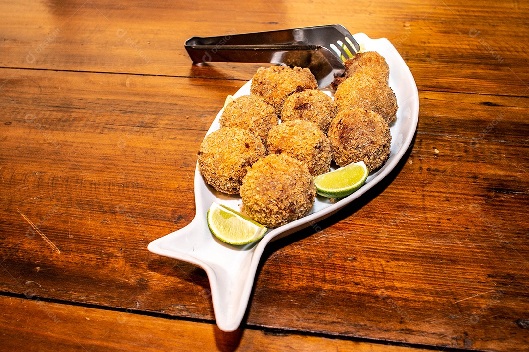 Comida Korokke Carne frituras sobre uma mesa de madeira